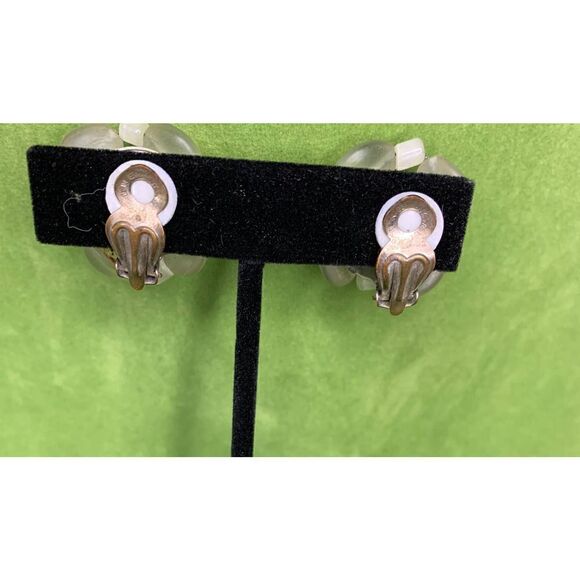 Frosted Earrings in Silver wash with Green center, Vintage - Picture 5 of 6